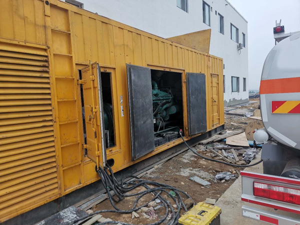 和平如何在发电机出租合同中约定设备的维修和保养责任？